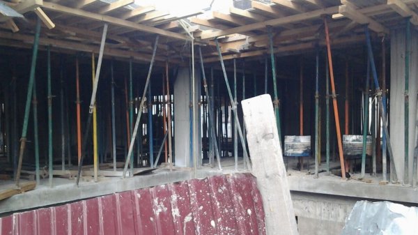 Фото — Госэкотехинспекция выявила незаконное строительство 10-этажного дома компанией «Альянс Курулуш» — Tazabek