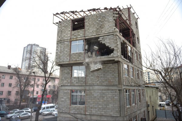Мэрия снесла незаконно построенное здание на пересечении Токтогула-Манаса — Tazabek