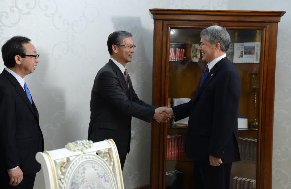 Президент А.Атамбаев принял главу японской компании Tokyo Rope MFG Co., Ltd и вице-президента компании MITSUI & CO. STEEL LTD — Tazabek