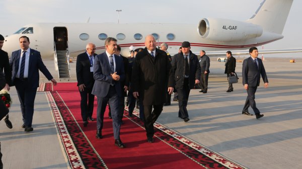 В Кыргызстан прибыл премьер-министр Армении Карен Карапетян — Tazabek