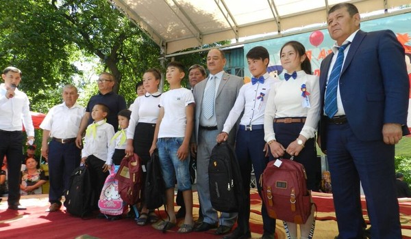 В городе Узген около 600 детей получили ранцы с учебными принадлежностями (фото)