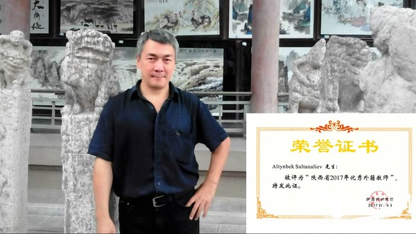 Кыргызстанец удостоился почетной грамоты губернатора китайской провинции Шэнси как один из лучших зарубежных преподавателей