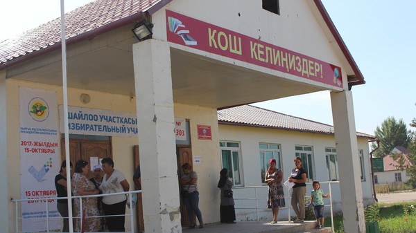В бишкекской школе №43 за одной партой сидят по три ученика, учреждение работает в 4 смены