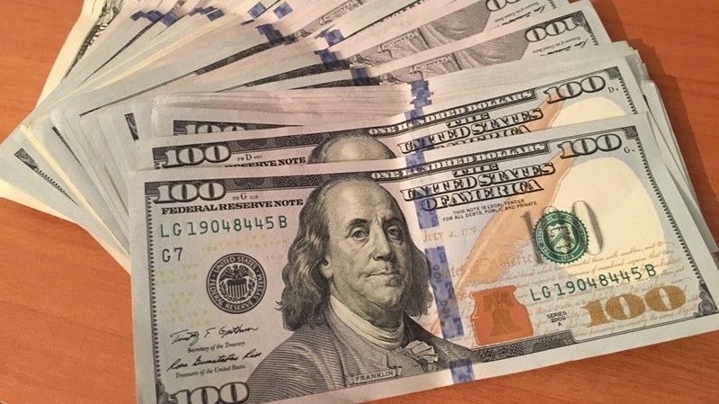 «Курс валют»: Доллар продается по 68,8 сома (графики) — Tazabek