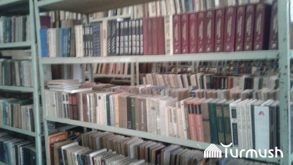 В одной из школ Баткенского района родители учеников купили школе учебники на 130 тыс. сомов