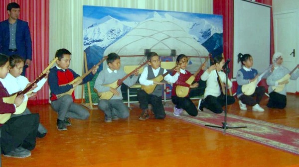 Ученики школы №82 Бишкека приняли участие в мастер-классе по игре на комузе