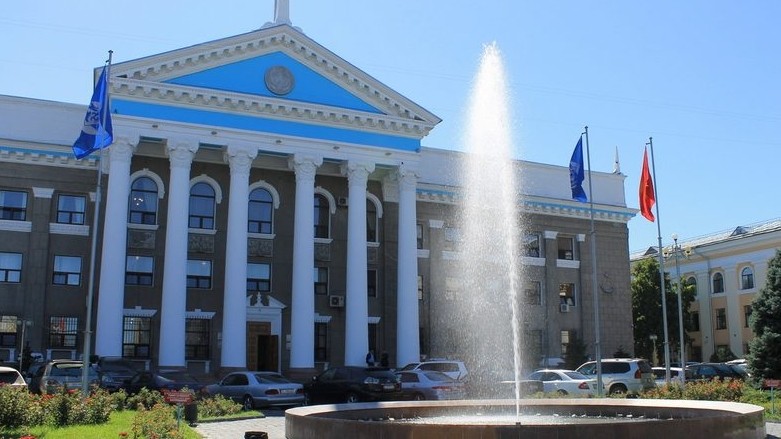 Доходы бюджета Бишкека в 2018 году прогнозируются на 514,7 млн сомов меньше, чем в прошлом году — Tazabek