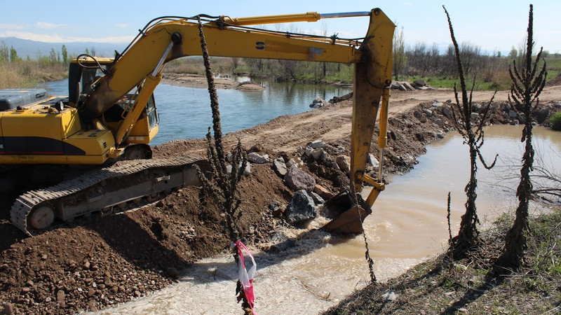 Фото — С начала апреля на автодороге Бишкек—Балыкчы—Нарын—Торугарт проводится строительство берегозащитных дамб — Tazabek