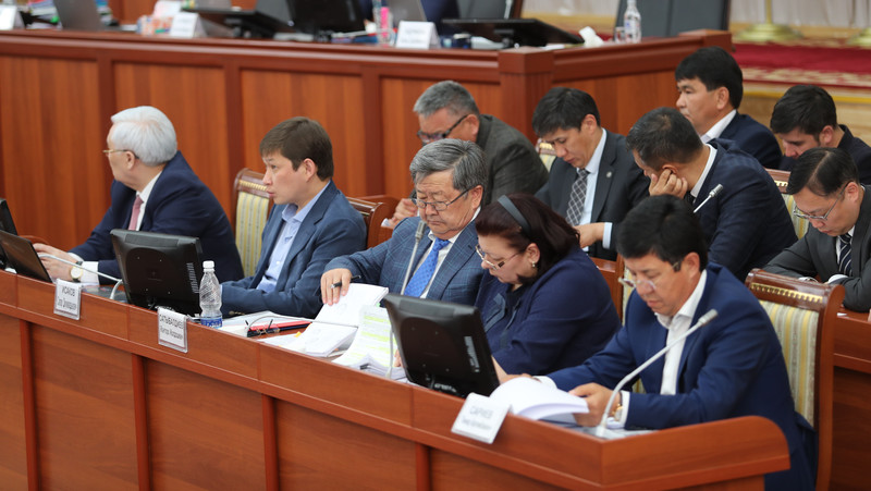 Фоторепортаж — Парламент заслушал заключение депутатской комиссии по ТЭЦ Бишкека — Tazabek