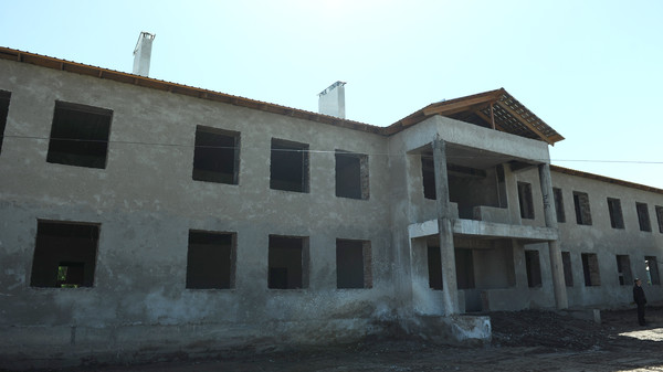 Премьер поручил изыскать средства для продолжения строительства трех школ в Чуйской области