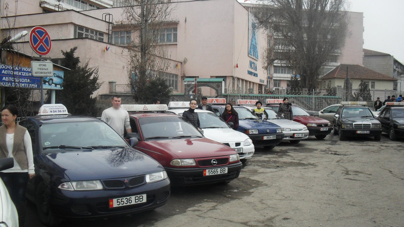 Кому принадлежат автошколы в Бишкеке и сколько заплатили их владельцы в бюджет? — Tazabek