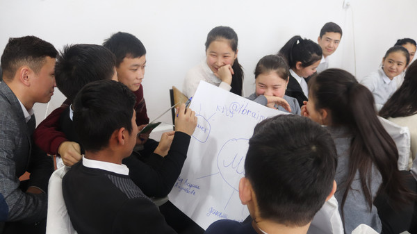 Активисты молодежной организации провели в 35 школах юга Кыргызстана уроки по цифровой грамотности