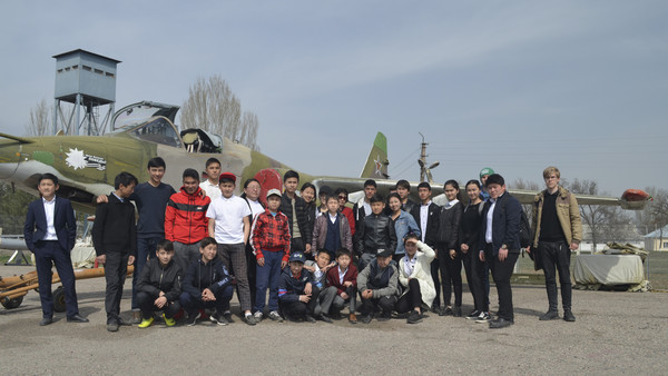 Летчики авиабазы в Канте провели экскурсию для школьников (фото)
