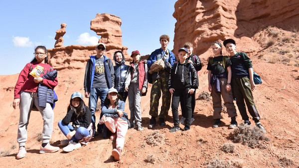 Около 50 учеников бишкекских школ совершили поход-экскурсию в Эоловые замки