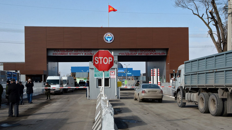 Пограничники КПП «Чалдыбар—Автодорожный»  пресекли попытку незаконного ввоза в Кыргызстан 1000 литров ГСМ — Tazabek