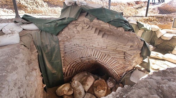 Фото — Кочкордогу байыркы шаарды изилдеп жаткан окумуштуу-археологдорго ЖКнын төрагасы Ч.Турсунбеков жардам катары 300 миң сом берди