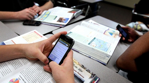 Мектептеги смартфондор: Интернетке кирүүчү телефондорго тыюу салынабы?