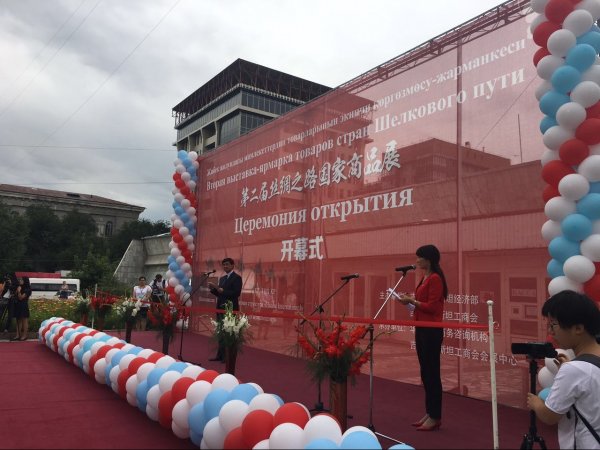 Фото — В Бишкеке проходит вторая выставка-ярмарка товаров стран Шелкового пути — Tazabek