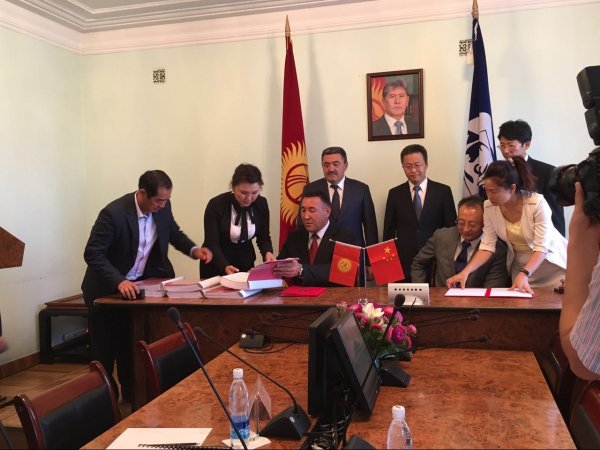 Кыргызстан и Китай подписали контракт по строительству и реконструкции 49 дорог и 6 мостов в Бишкеке — Tazabek