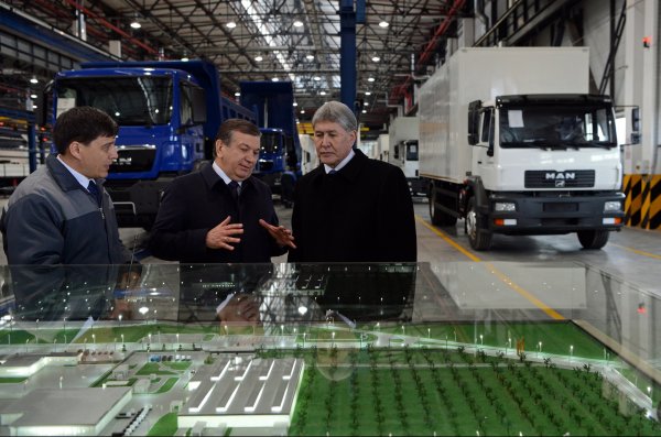 Фоторепортаж – А.Атамбаев и Ш.Мирзиёев посетили предприятия Man Auto-Uzbekistan и Uz autotrailer в Самарканде — Tazabek