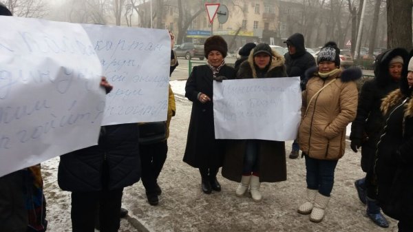 Группа людей провела митинг у Белого дома по участку земли, где они торговали (фото) — Tazabek