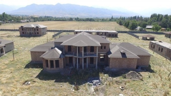 ФГИ объявил аукцион по приватизации 6 объектов госсобственности, в том числе по 48 незавершенным строениям «Идеал Хаус» со стартовой стоимостью в 130 млн сомов — Tazabek