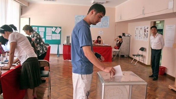 Правительство установило ставку базового налога на патентной основе за услуги наблюдателей в период выборов в 700 сомов (ставки) — Tazabek
