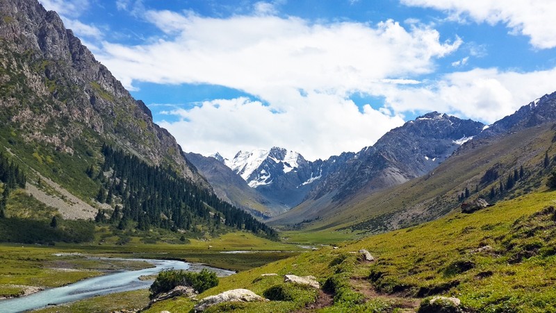 По Кыргызстану насчитывается 104,1 тыс. субъектов, работающих в сфере туризма — Tazabek