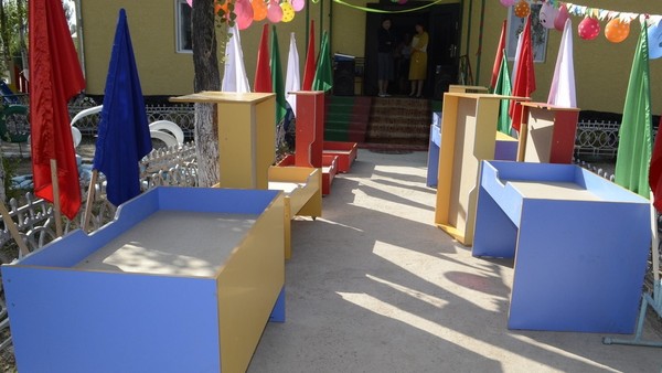 Жители села Баетов, работающие за рубежом, купили мебель детскому саду родной деревни