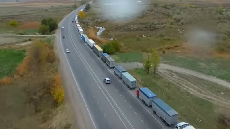 Количество машин на границе с Казахстаном превышает 1 тыс., 80% из них едут в Россию и 20% - в Казахстан, - экономист — Tazabek
