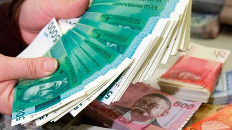 Среднемесячная зарплата кыргызстанца составила 14,8 тыс. сомов или $212,8 — Tazabek
