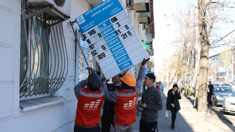 Фото — В Бишкеке демонтируют незаконную наружную рекламу облегченного типа — Tazabek