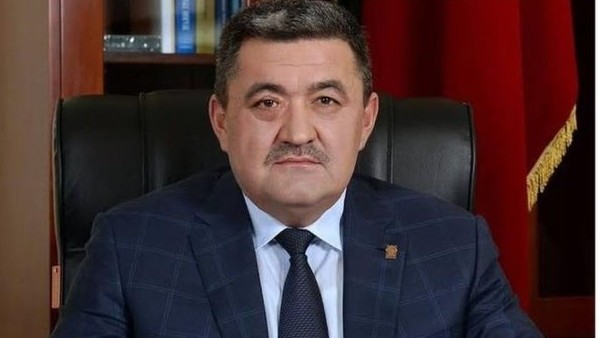 Мэр Бишкека запретил директорам школ собирать деньги с родителей школьников через учителей