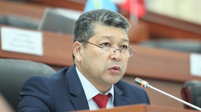 Депутат: Если договориться с Узбекистаном и возить ГСМ по железной дороге, то топливо будет дешевле на 50 тыйынов — Tazabek