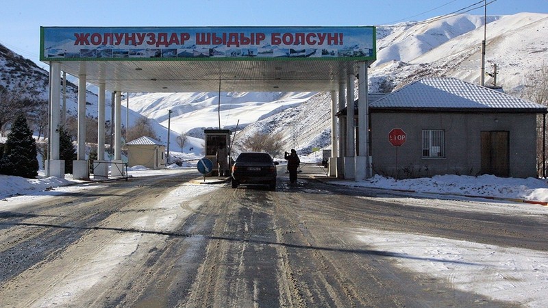 Минтранс ввел временное ограничение для проезда большегрузных машин через пост в Сосновке — Tazabek
