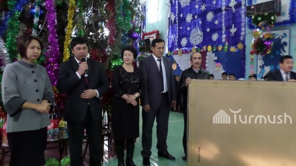 В городе Кызыл-Кия 7 школам мэрия подарила интерактивные доски