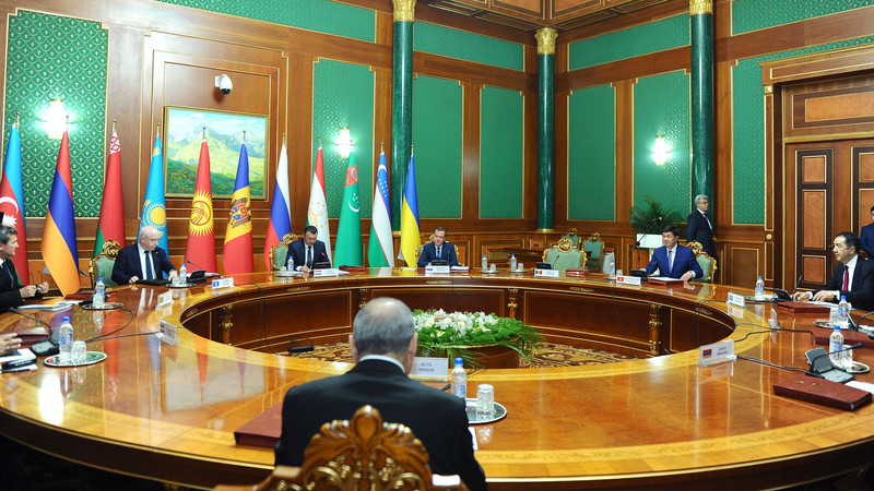 Кыргызстан призывает продолжить постоянную работу по снижению количества защитных мер и барьеров в торговле, - правительство — Tazabek