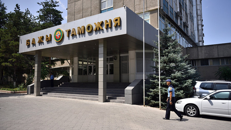 ГСБЭП задержала еще одного таможенника по делу об ущербе в 166 млн сомов — Tazabek