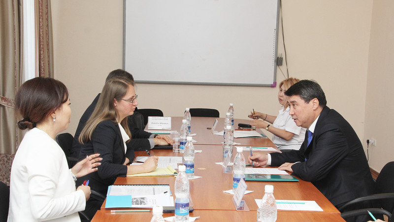 Глава Налоговой Т.Абжапаров встретился с представителями миссии Всемирного банка — Tazabek