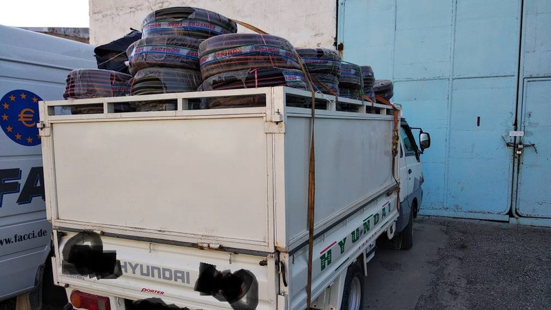 Таможенники в Оше задержали контрабандный груз с резиновыми шлангами — Tazabek