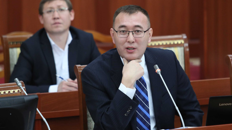 Депутат порекомендовала главе НБКР быть поаккуратнее со словами после списания ссуды в 4,8 млн сомов, Т.Абдыгулов напомнил о 20-летнем стаже — Tazabek