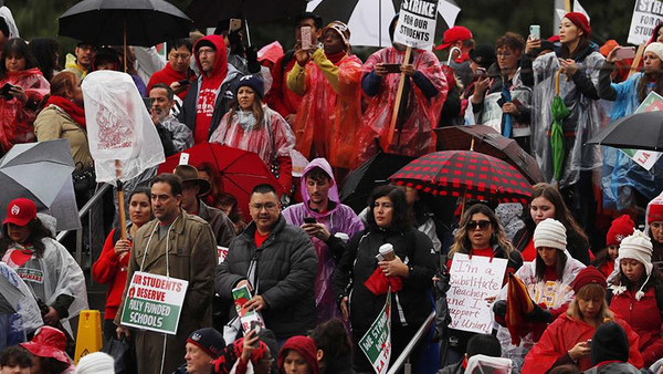 Более 30 тысяч учителей школ Лос-Анджелеса вышли на забастовку