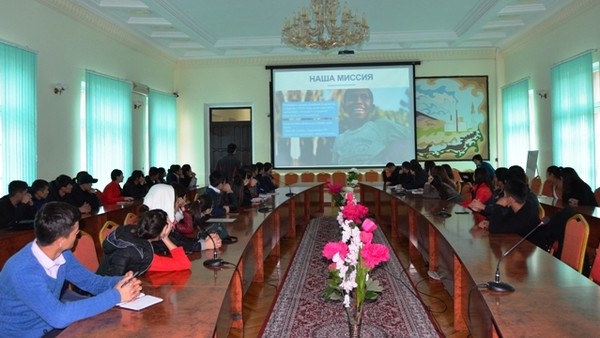 Дүйнөлүк банктын Кыргызстандагы өкүлү студенттер менен жолугушту