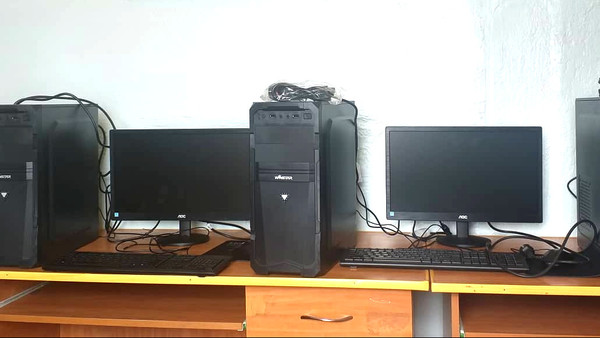Таластын Арал айылындагы 2 мектепке жубайлар компьютер белек кылышты (сүрөт)