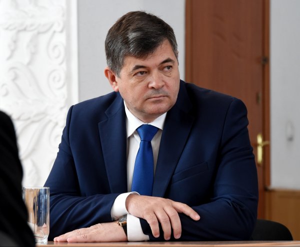 Вице-премьер-министр О.Панкратов на государственном языке дал присягу в ЖК — Tazabek
