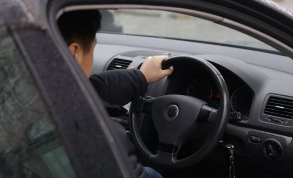 ЖК одобрил нераспространение запрета на регистрацию праворульных авто, ввезенных в КР до 4 июня 2015 года — Tazabek