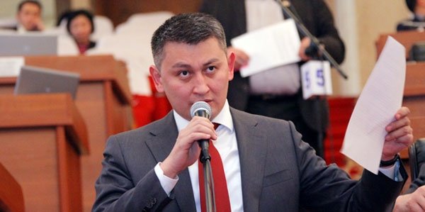Депутат И.Пирматов считает, что гражданам надо дать выбор, как выплачивать тарифы по страховым взносам — Tazabek