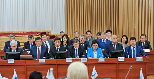 Главы новых госорганов правительства дали присягу в Жогорку Кенеше — Tazabek