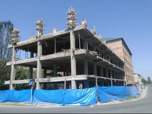 Бишкекглавархитектура не разработала проект дома в Достуке, возводимого «Айылчы Курулуш», из-за штрафа Госэкотехинспекции — Tazabek