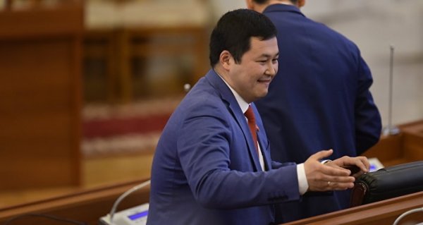 Депутат А.Жамангулов недоволен тем, что госорганы тратят слишком много денег на закупку различных товаров — Tazabek